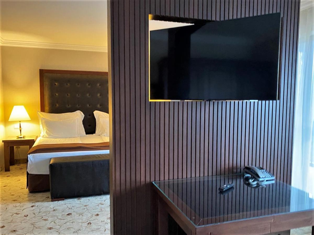 Maxi Park Hotel & Spa ヴェリングラード エクステリア 写真 A television in a hotel room